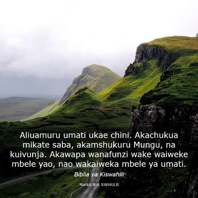 Picture 03 - Marko 8:6 SWHULB - Aliuamuru umati ukae chini. Akachukua mikate - Bible Verse Picture