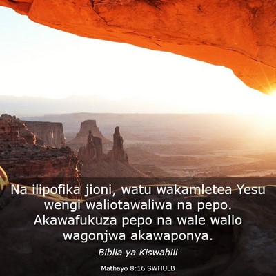 Picture 03 - Mathayo 8:16 SWHULB - Na ilipofika jioni, watu wakamletea Yesu wengi - Bible Verse Picture
